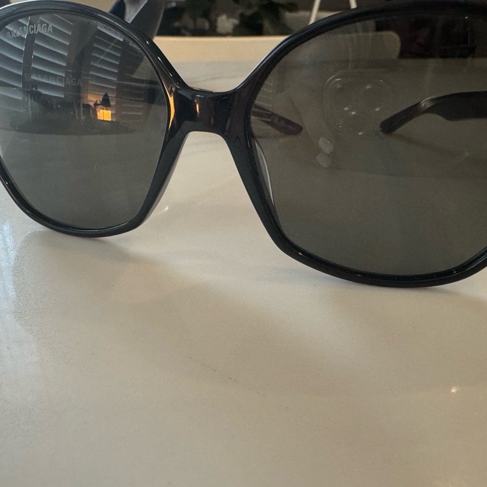 Balenciaga Oversized Round
Acetate Sunglasses - Picture 6 of 9